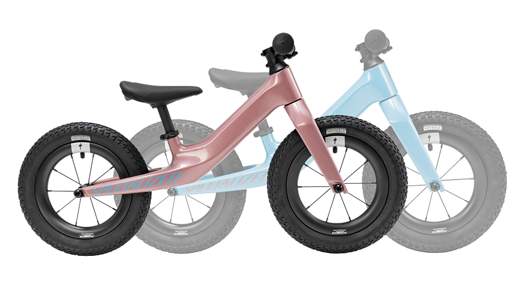 Blaues und rosafarbenes Kinderfahrrad von der Seite