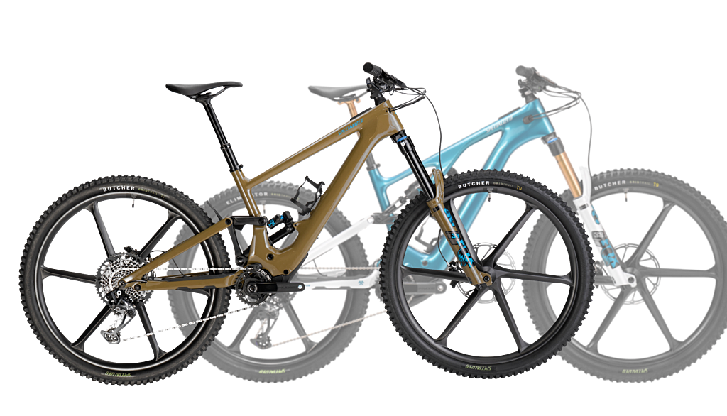 Im Vordergrund ein goldenes Specialized Bike von der Seite und im Hintergrund ein transparents blaues Specialized Bike von der Seite