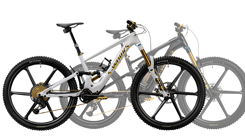 Im Vordergrund ein weißes Specialized Bike von der Seite und im Hintergrund ein transparents schwarzes Specialized Bike von der Seite