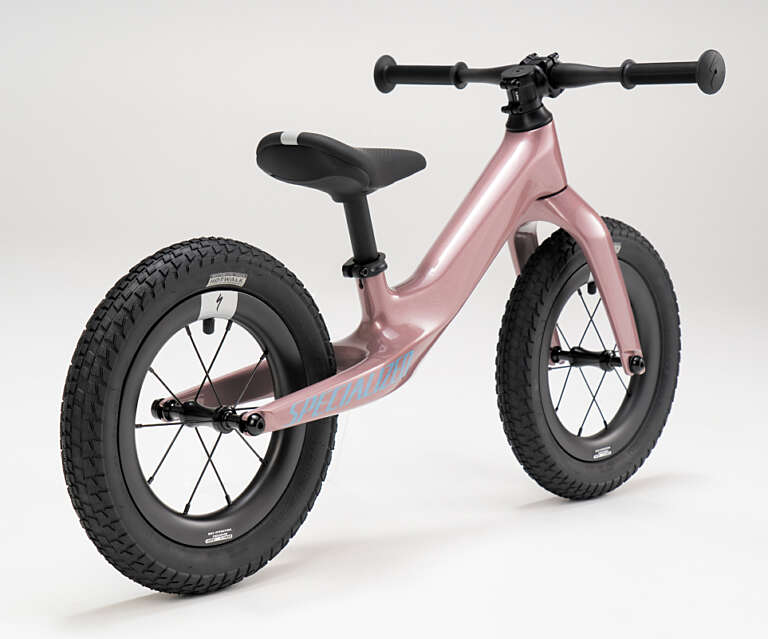 Rosafarbenes Specialized Hotwalk Laufrad von der Seite