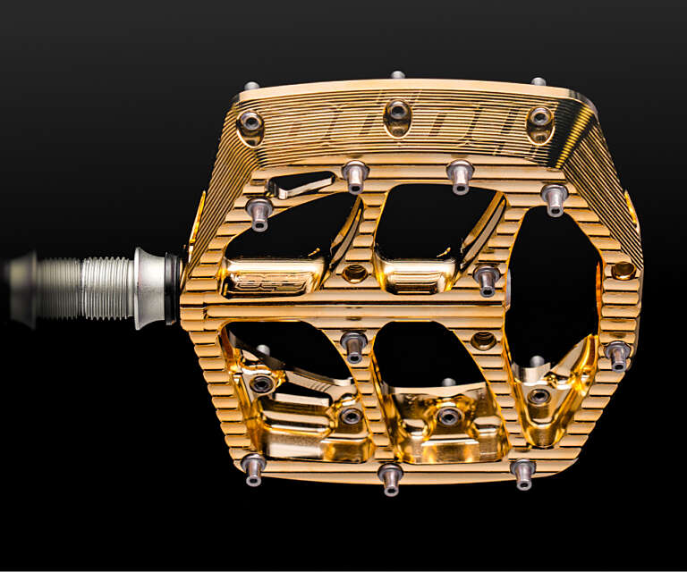 Detailaufnahme eines vergoldeten Hope-Pedals